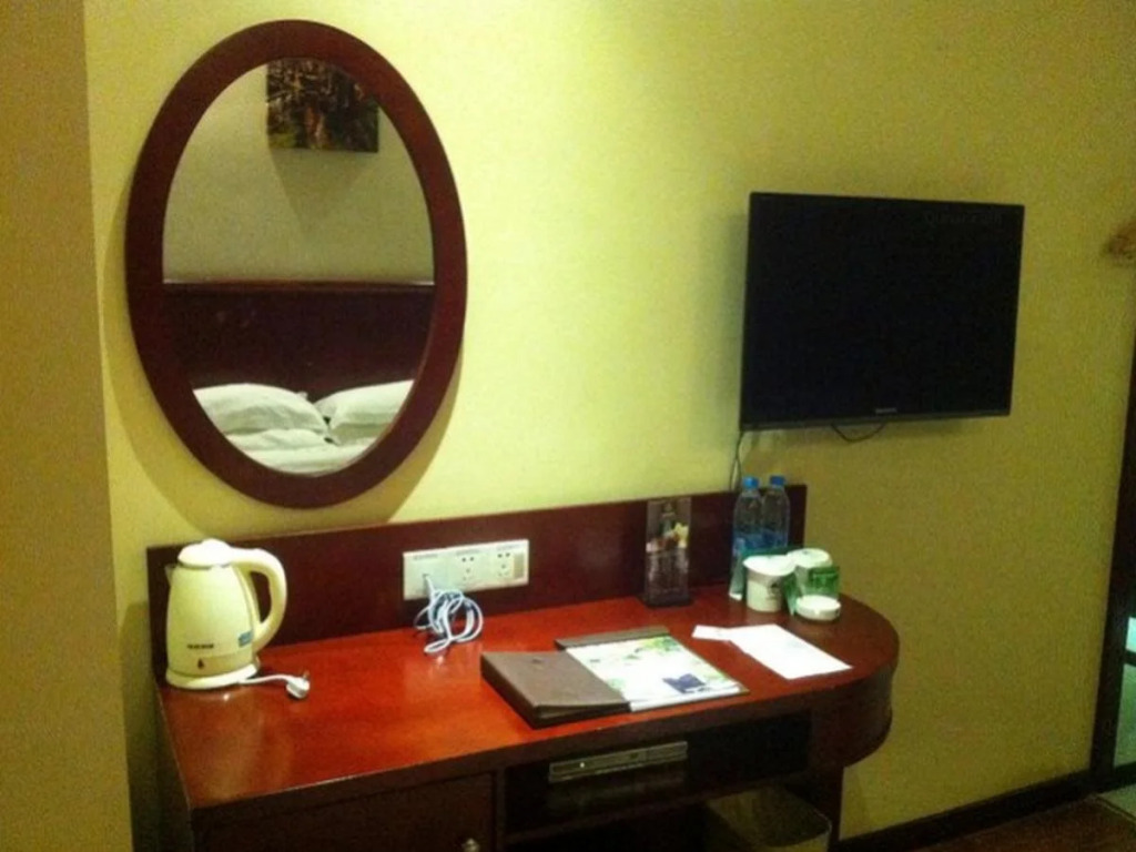 GreenTree Inn ChongQing Yuzhong LiangLuKou Subway Station Express Hotel