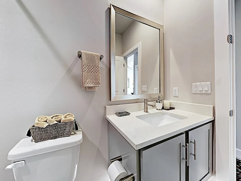 New Listing! Spacious & Lavish Getaway - Downtown! 3 Bedroom Home