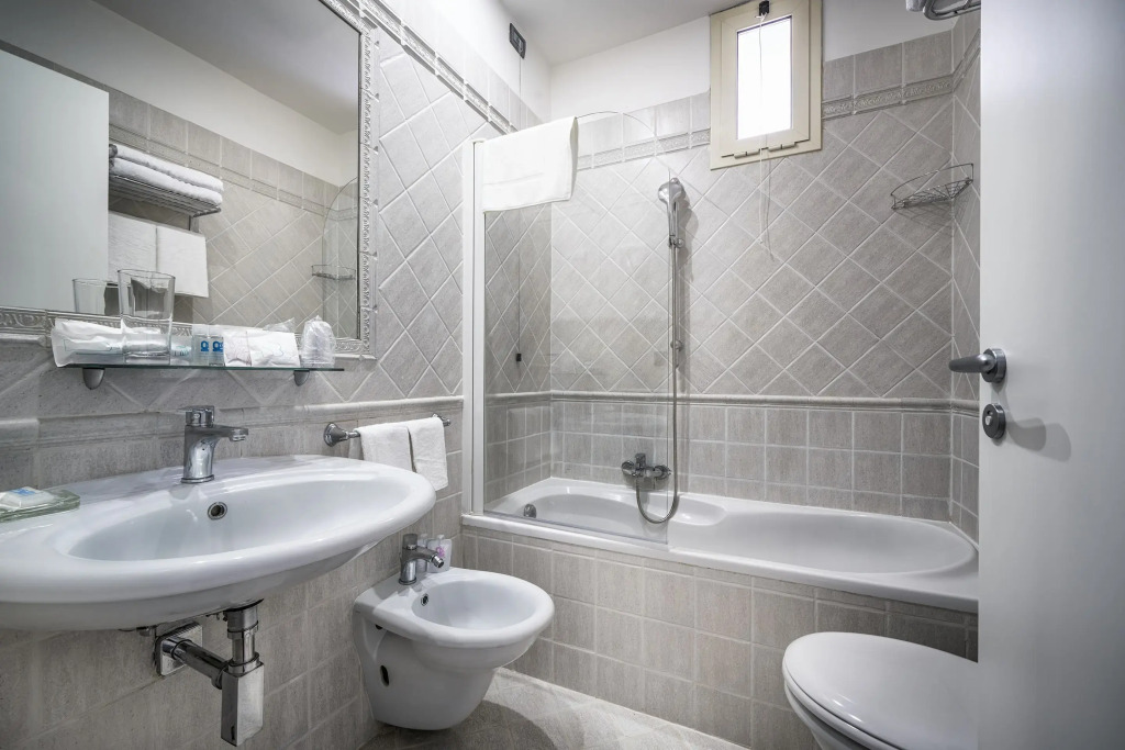 Отель Varese Roma