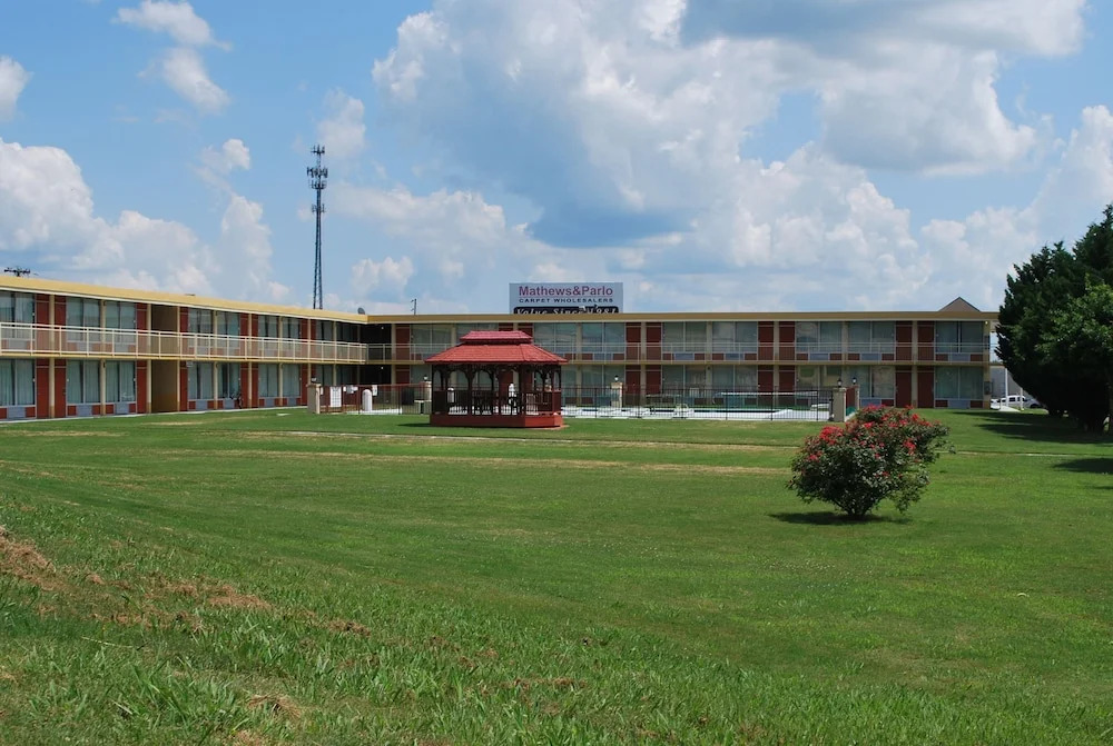 Days Inn Calhoun