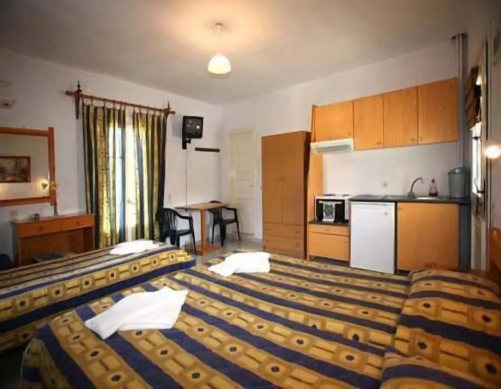 Alexandros Rooms & Studios
