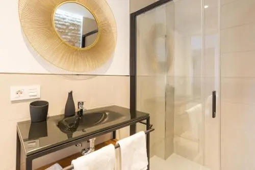 Te1A-El Teatro Brick Wall Suite Prime Location