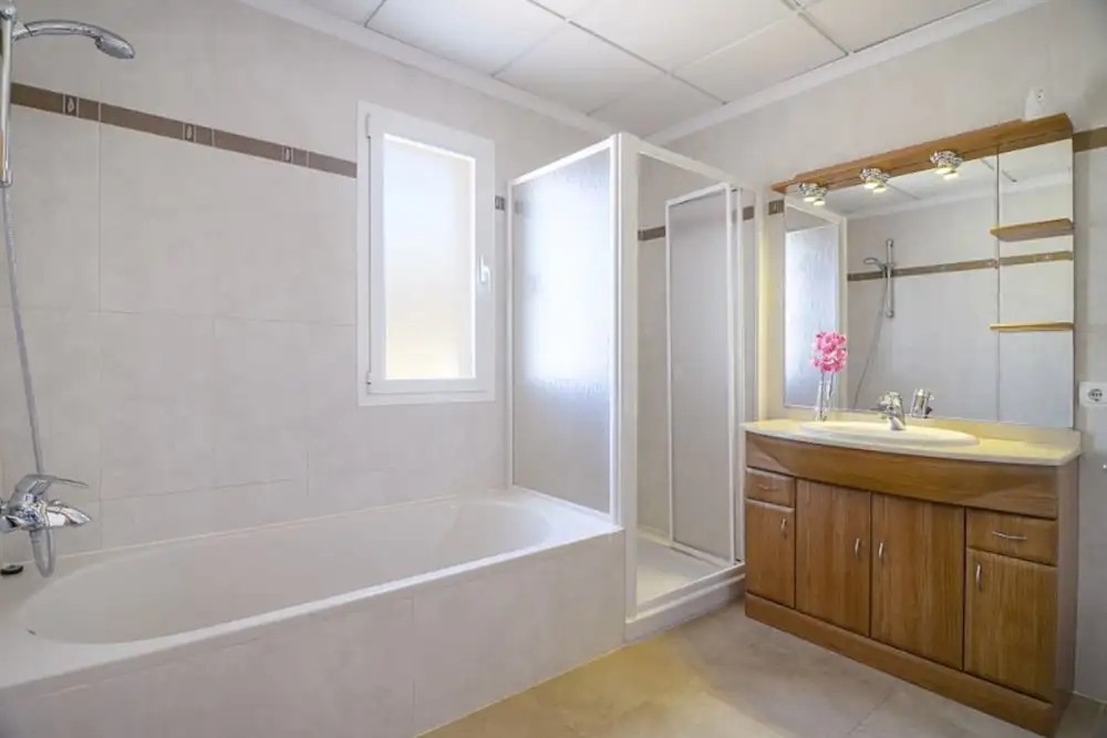Bungalow - 4 Bedrooms with Pool and WiFi - 104998