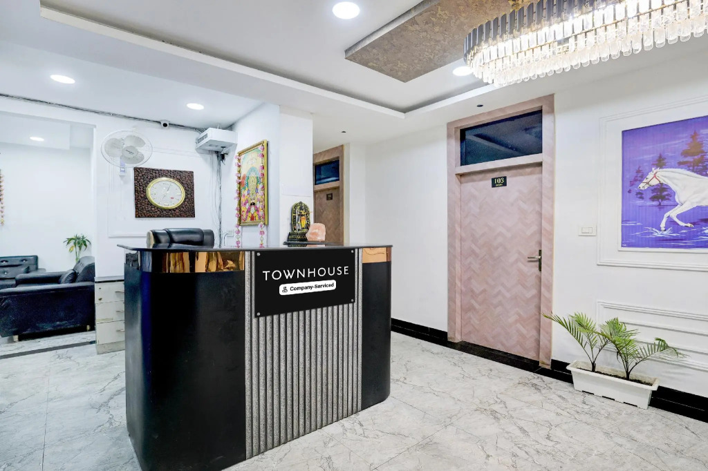OYO 16736 Hotel Hm Crystal