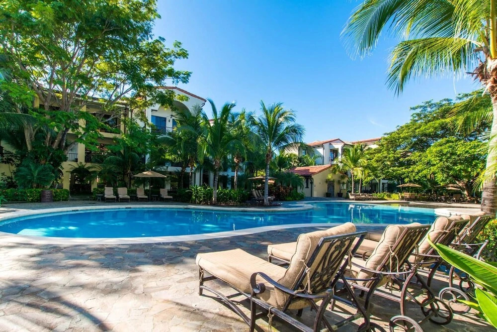 Stylish 1-bedroom That Opens on Pool -pacifico L303