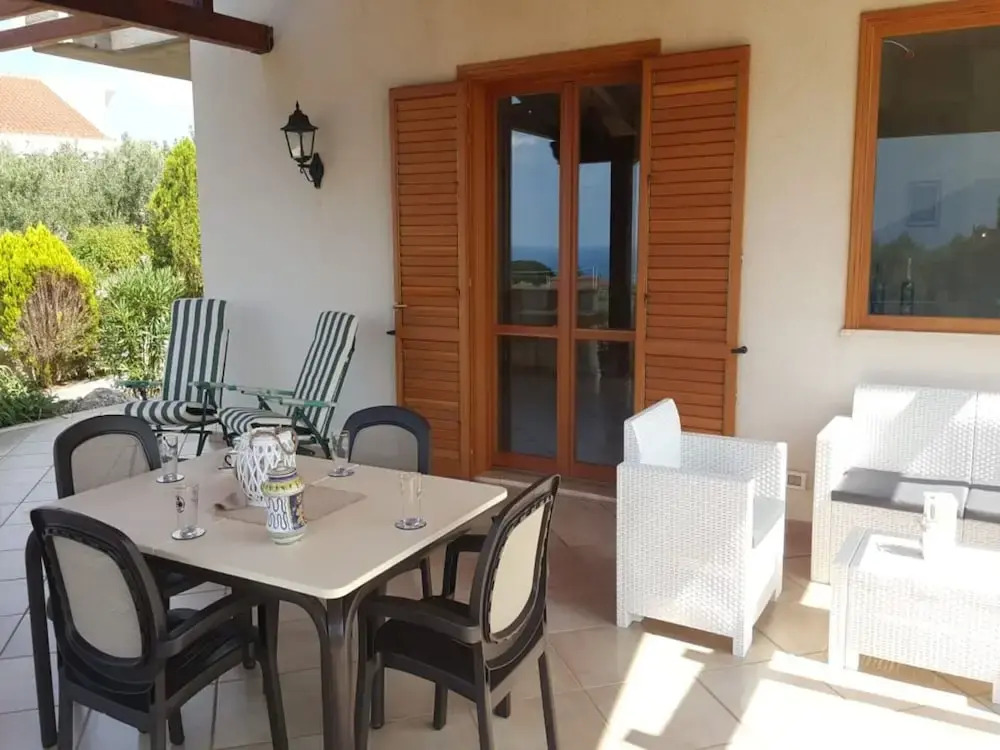 Detached Villa Located in a Residential Area Near the Sea