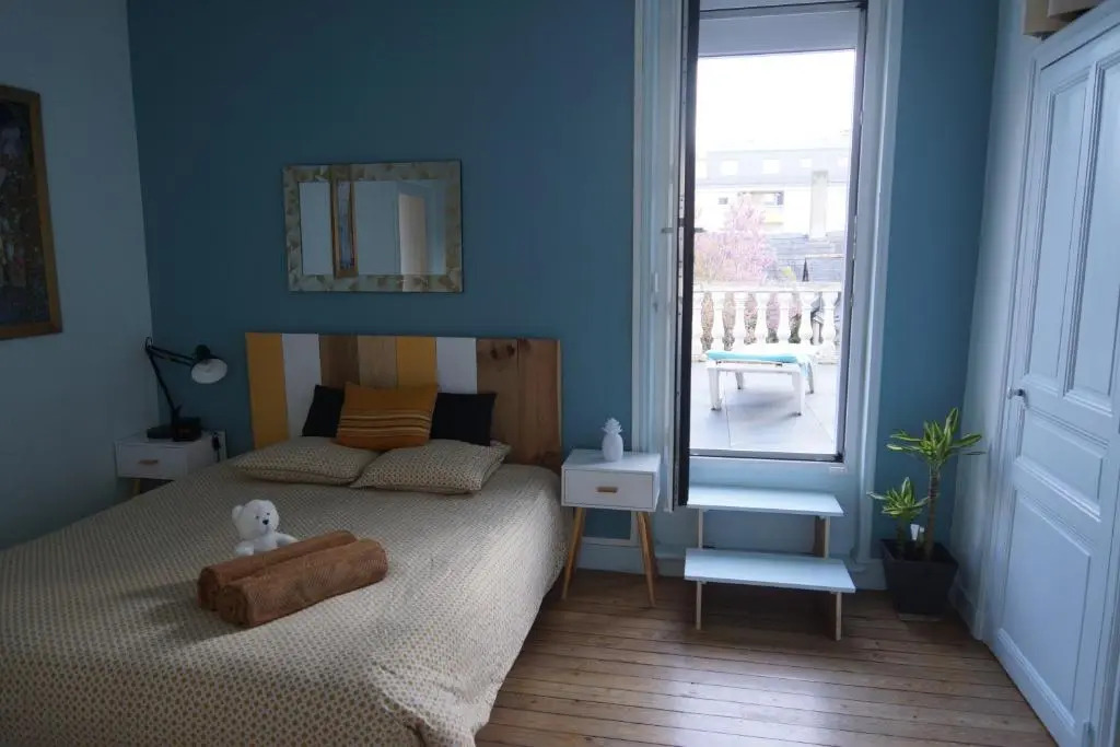 Studio privatisé avec terrasse dans maison de charme angevine