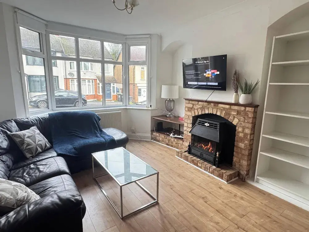 Charming Luton Home for Families & Business Stays