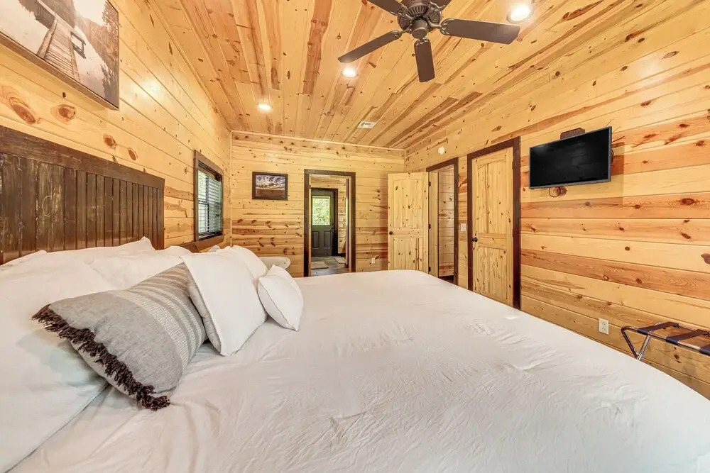 Cabin w/ Hot Tub & Deck: 5 Mi to Broken Bow Lake