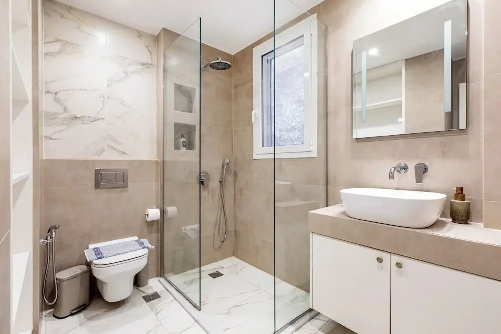Attica - Captivating 2-Bedroom Apt & Balcony in Athens