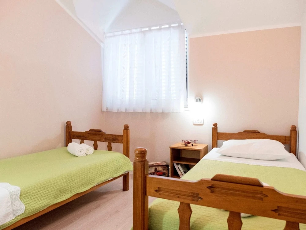 Villa with with 5 apartments in Peracko Blato
