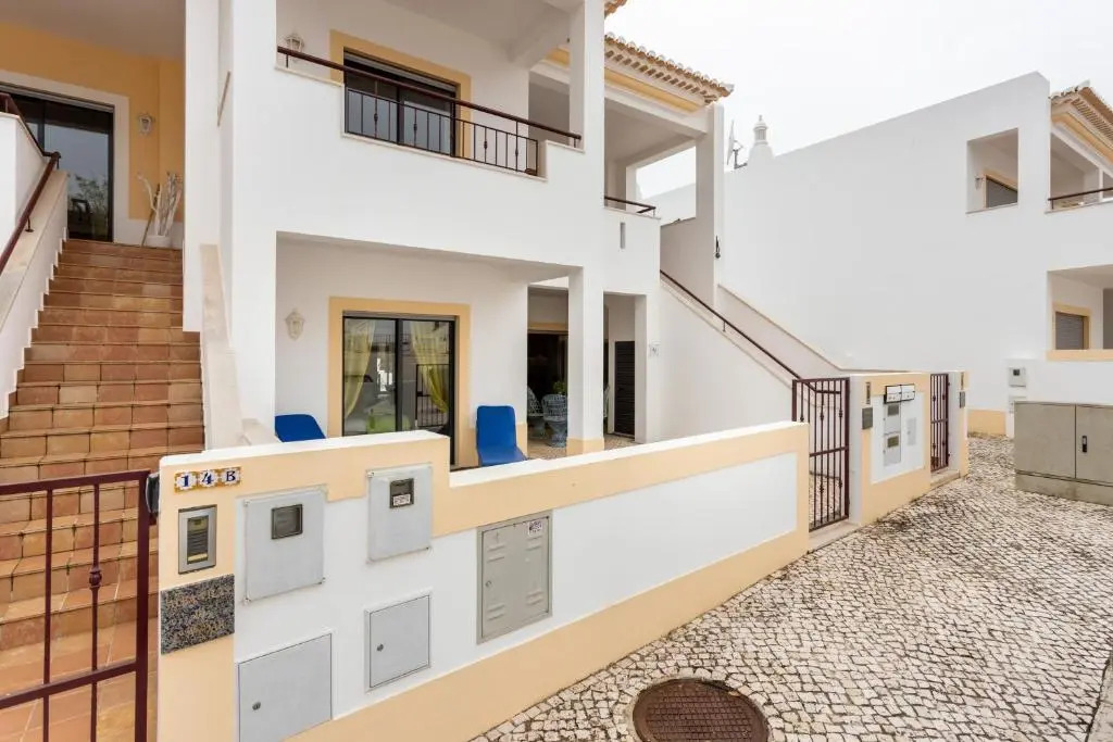 Great 2 bedroom apartment with communal pool