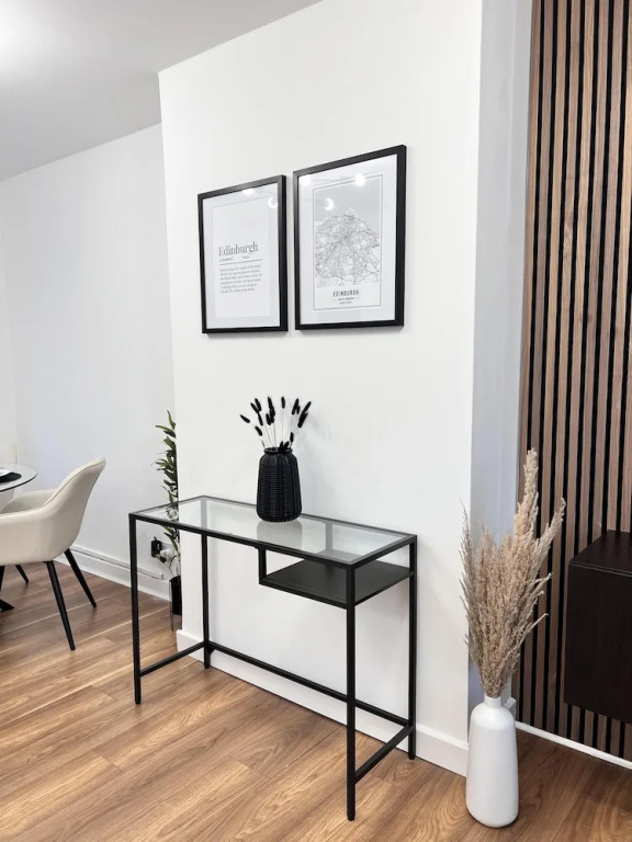 Modern 2 Bedroom Home in Edinburgh, Free Parking