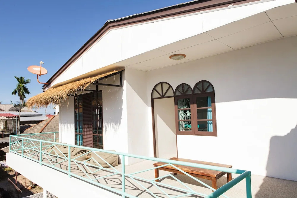 Castaway Guesthouse Hostel and Bar