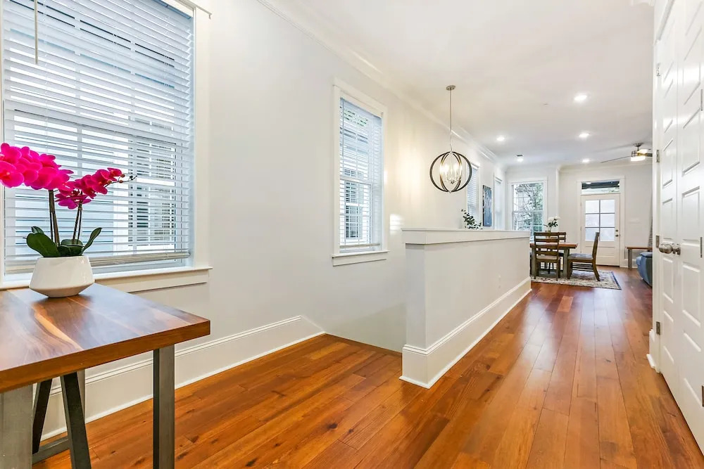 Spacious 5 BR Retreat with Pool - Near It All