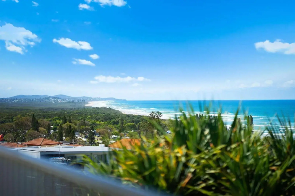 The White House - Central Coolum with Spectacular Ocean Views and WiFi
