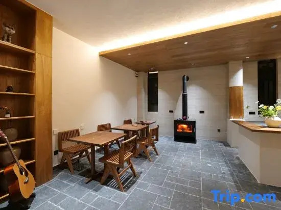 Yoyo Erting Sea-view Designer Guesthouse (Erhai Ecological Corridor Branch)