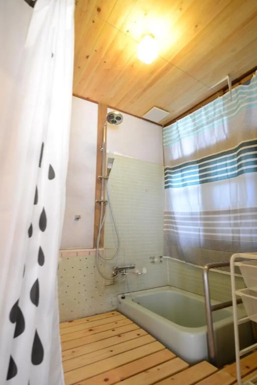 Taketa station hostel cue