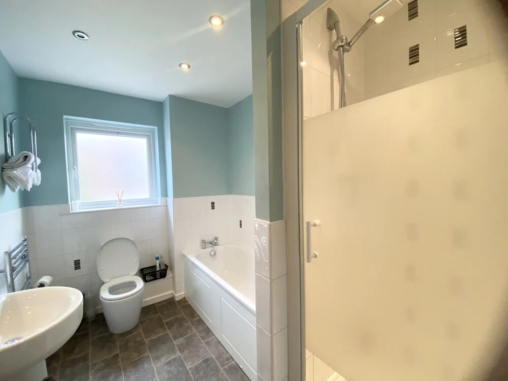 Thepropertyfocus - Spacious Modern House