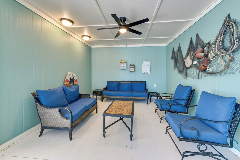 Steps to Ocean & Bay: Bradenton Beach Townhome!