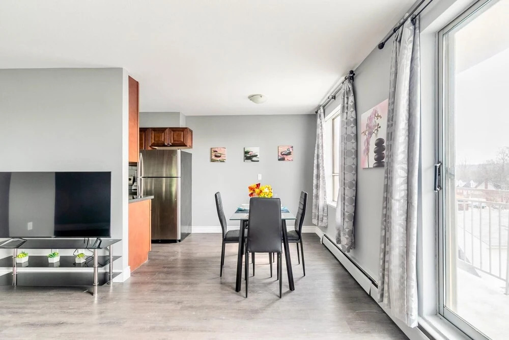 Bright 1BR apt w King bed -close to DT Hamilton