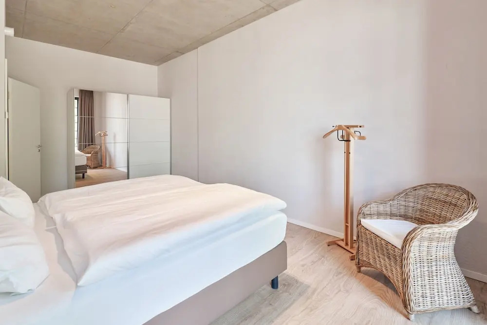 havelblau Ferienlofts - Stilvoll wohnen unmittelbar an der Havel - zentral - Küche - WLAN - Wallbox - Kajaks und Fahrräder vor Ort