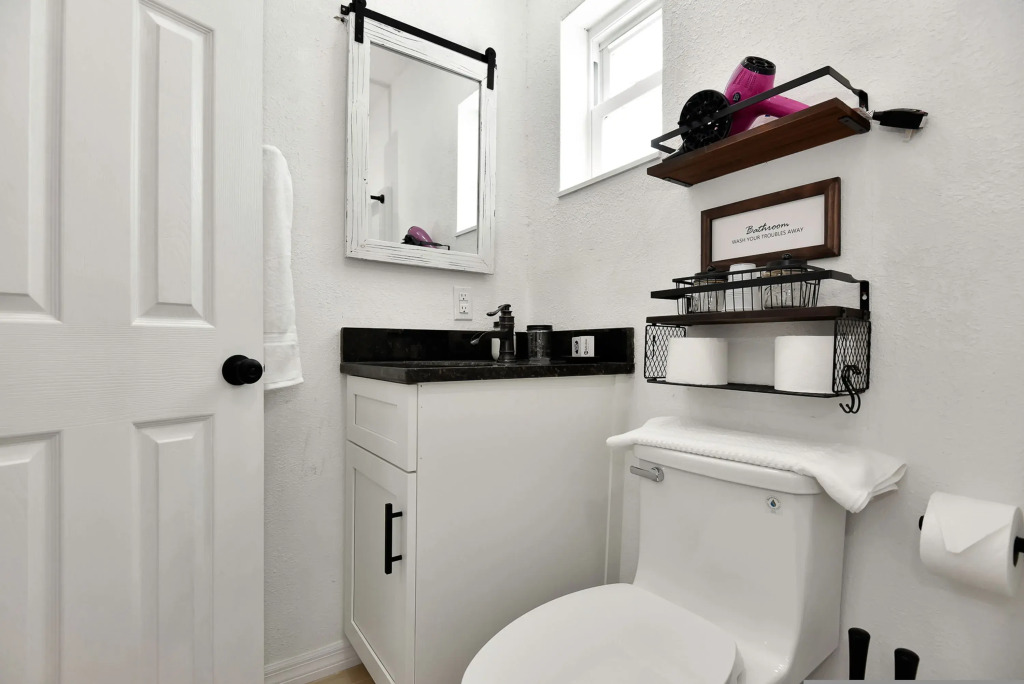 Studio Suite Queen Bed Kitchen Walk In Shower 3