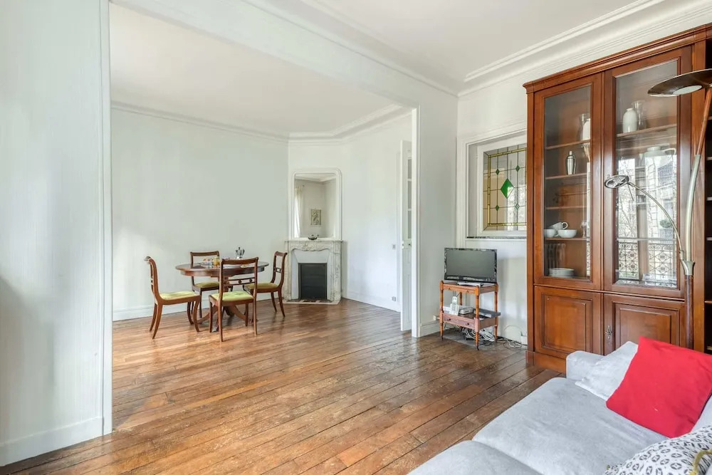 Bright and Homely Apartment in Batignolles