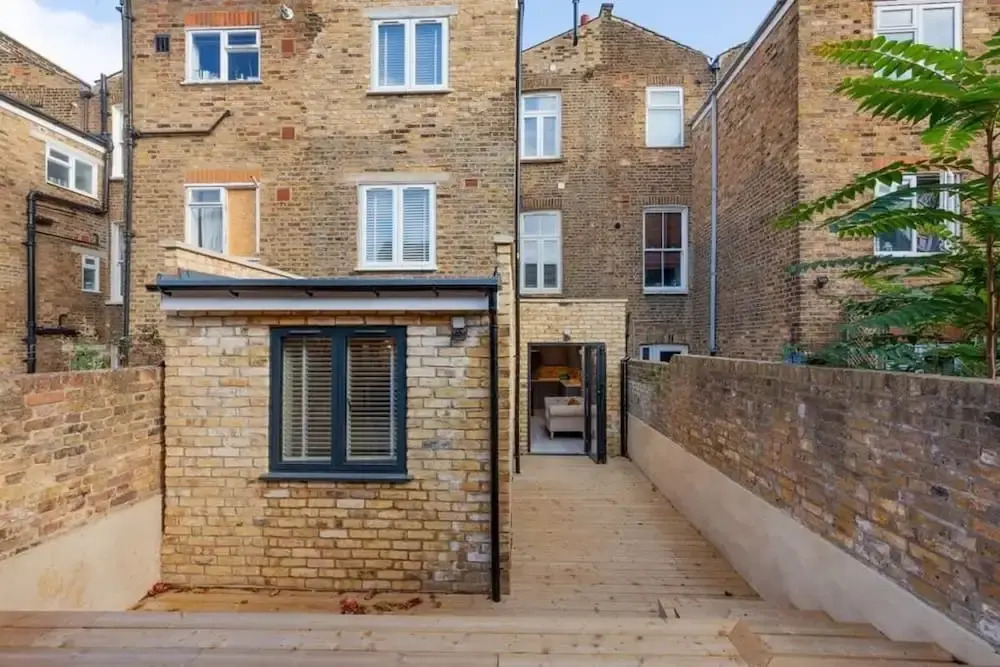 Contemporary 2bed&bath Apt W/patio in North London