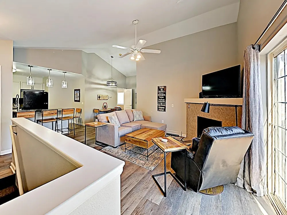 New Listing! Mountain-view : Pool & Hot Tub 2 Bedroom Condo