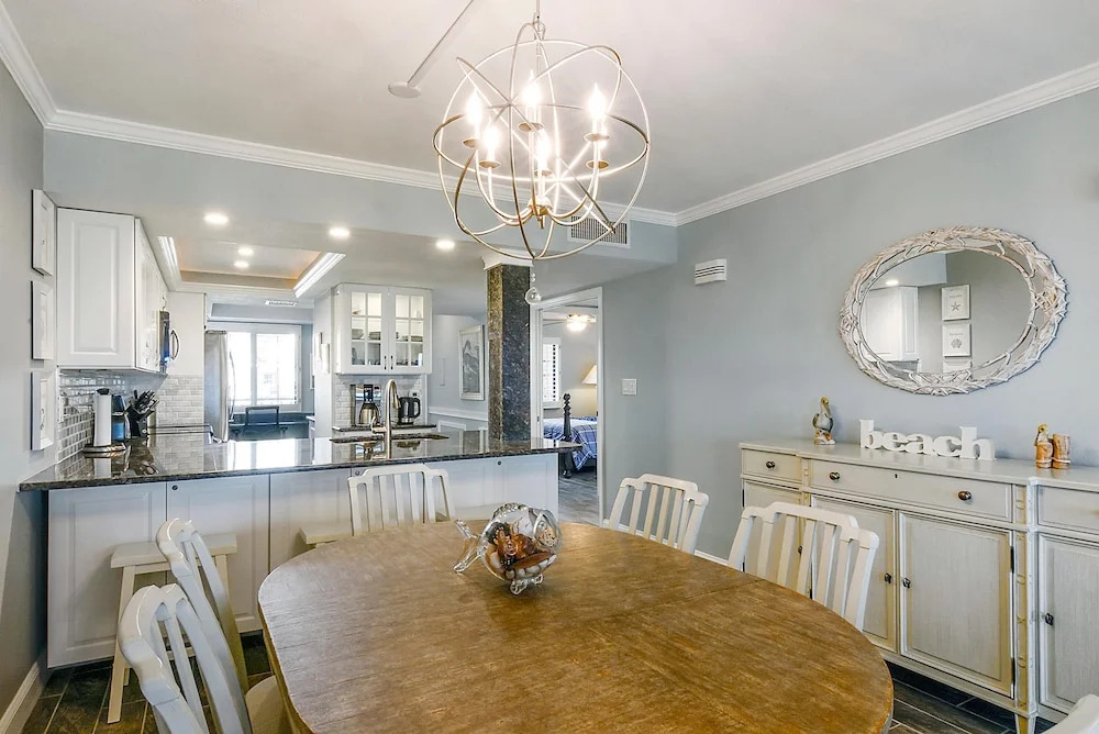 Land's End 302 Building 10 Beautifully Updated/beachfront!