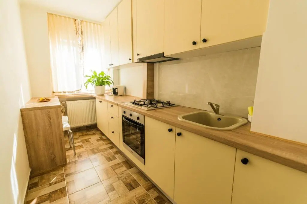 Tania Grand Apart