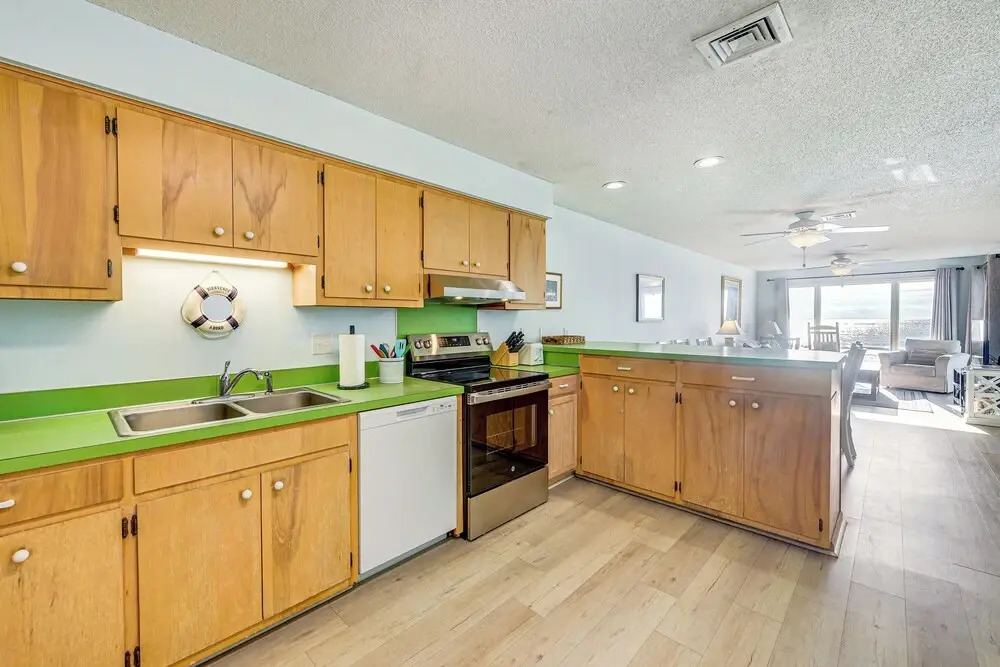Ocean-view Condo: Walk to Windy Hill Beach!