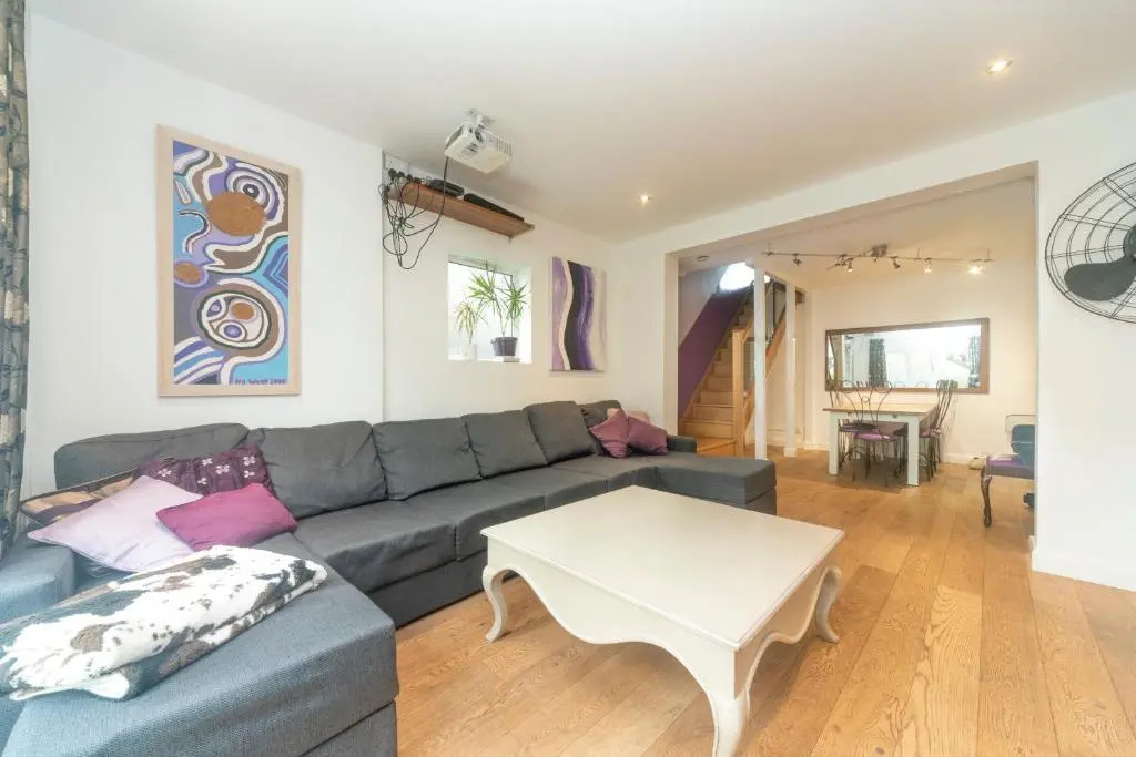 6 bedrooms beautiful home 3 bathrooms, quiet location with garden near Legoland Windsor Heathrow