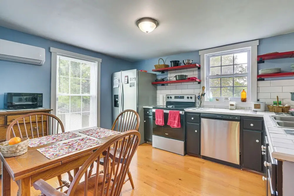 Farmhouse on 1 Acre Near Historic Dtwn Danville