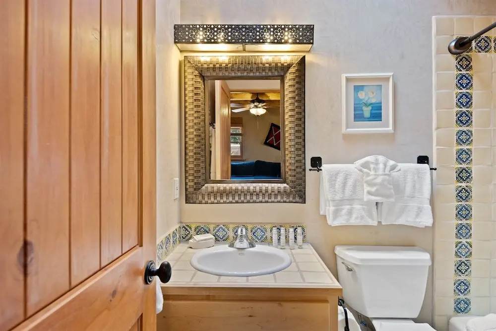 Kiva - Stunning & Lovely With Kiva Fireplace, Walk to the Plaza and the Railyard