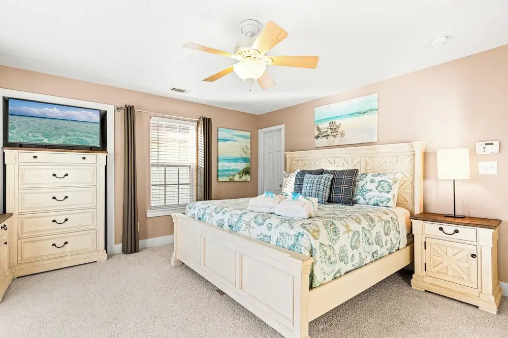 Just Beachy 3BR Dog-friendly Townhouse Near Beaches & Attractions!