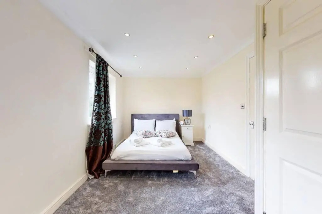 Super 2 Bed House with Privategarden