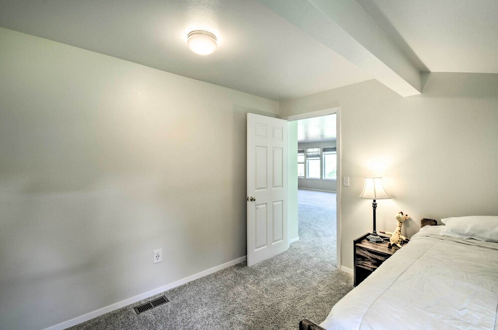 Spacious Family Home on Golf Course: Hike & Bike!