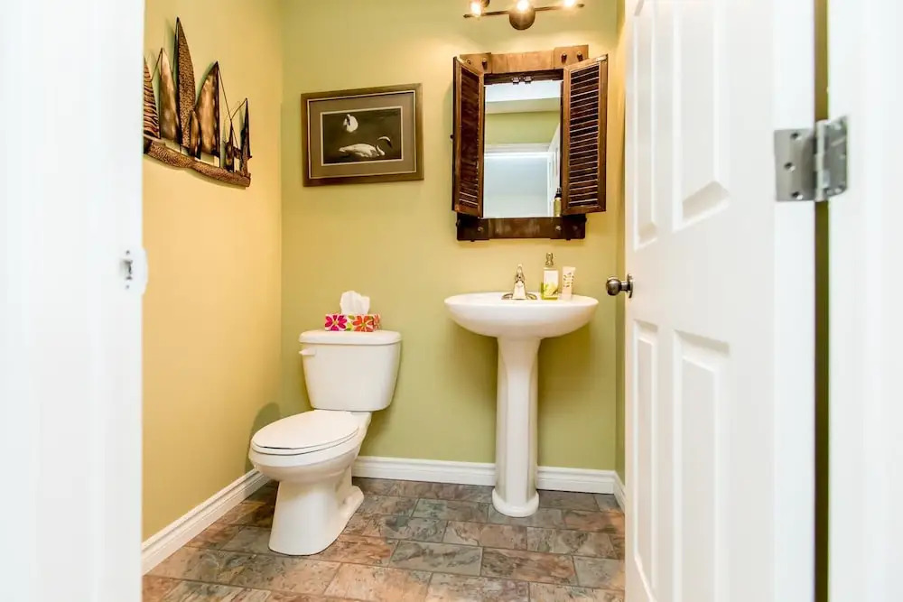 Barefoot Bungalow Gracing the shores of Lake Simcoe, a wonderful family cottage!