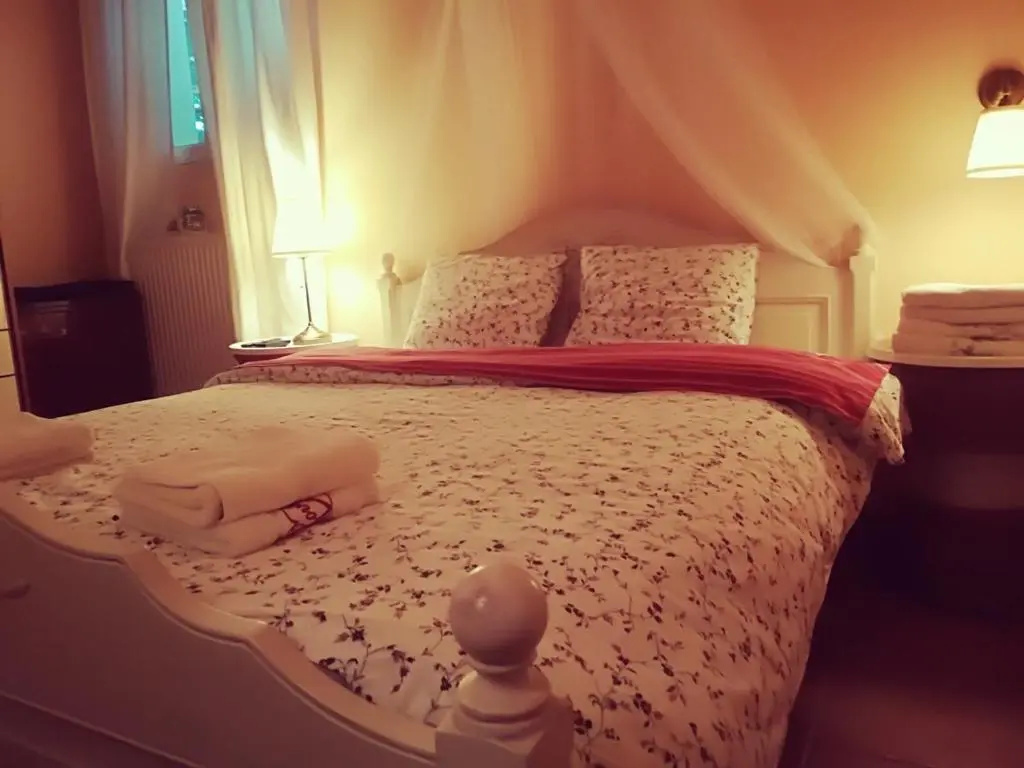 Lux House next to the Airport of Athens. Transport 24h