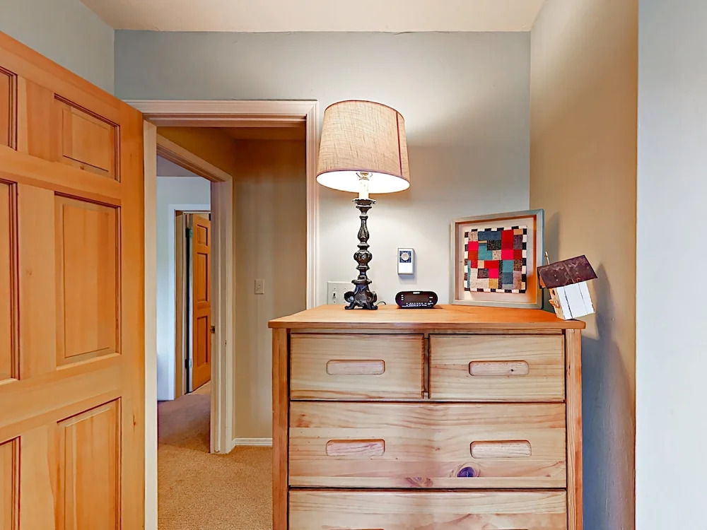 Beautiful 4br + Den W/ Hot Tub & Views - Near Slopes 4 Bedroom Home