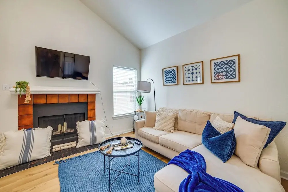 3 Mi to Downtown Dallas: Sleek Condo w/ Patio