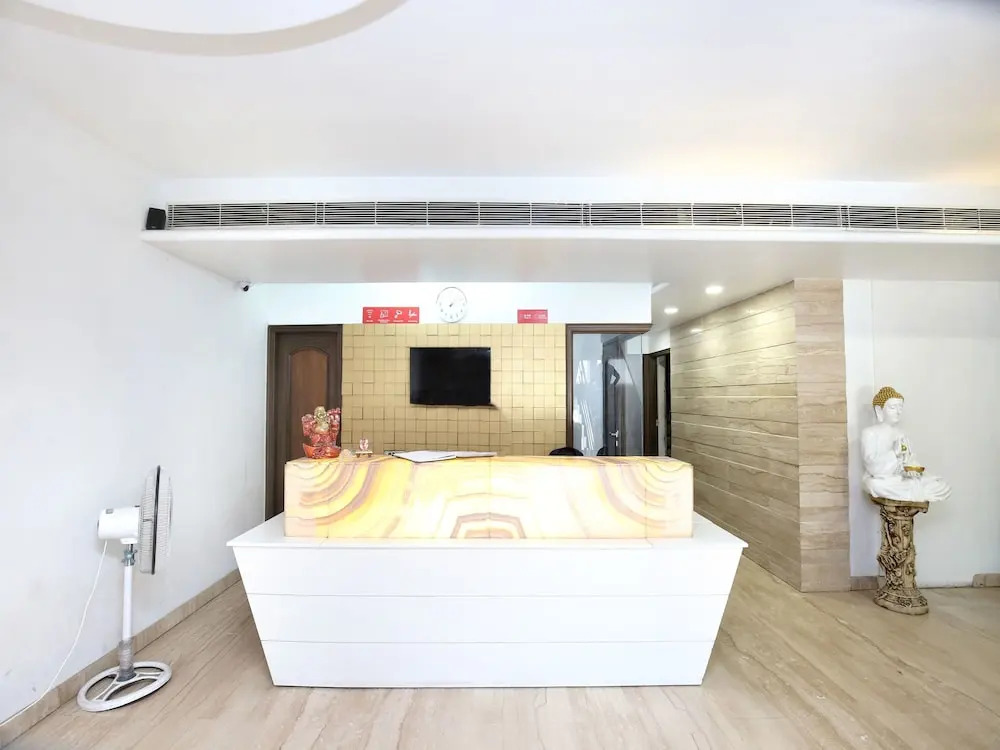 OYO 15565 Hotel Midtown
