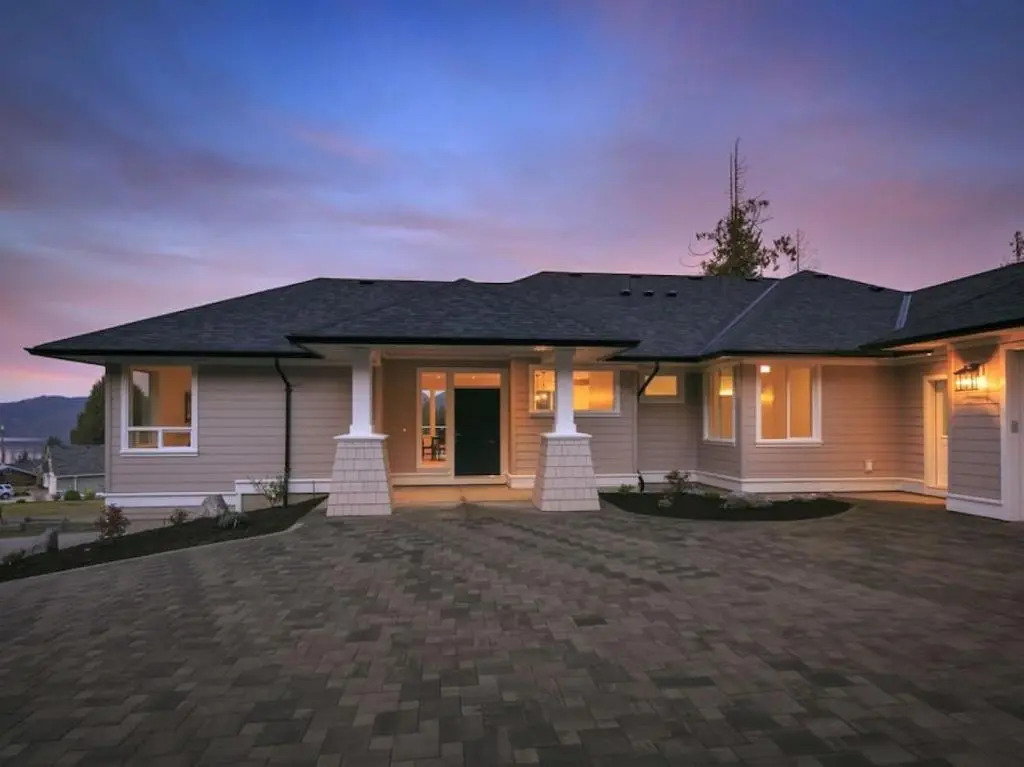 John and Jacqueline Big 4 Bd, 4 Ba home, Steps to Ocean with EV Charger