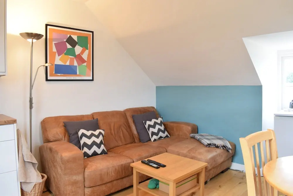 Modern 2 Bedroom Maisonette