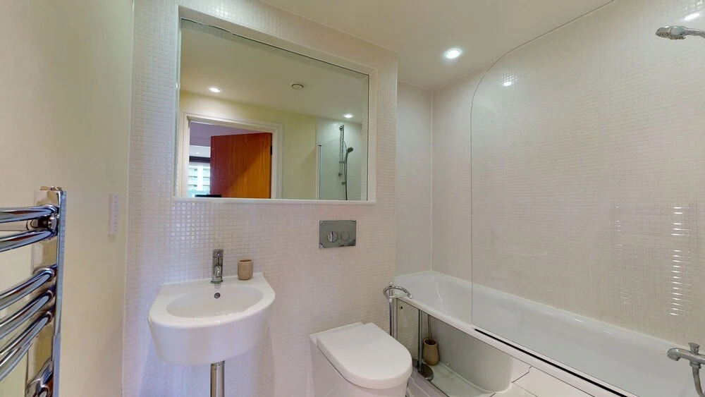 Inviting 2-bed/2-bath Apartment in London