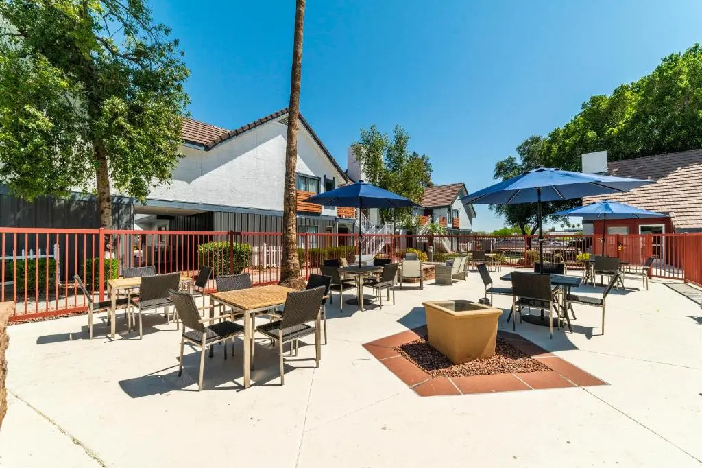 Metro PHX Upstairs 2bd sleeps 6 heated pool PETS ALLOWED