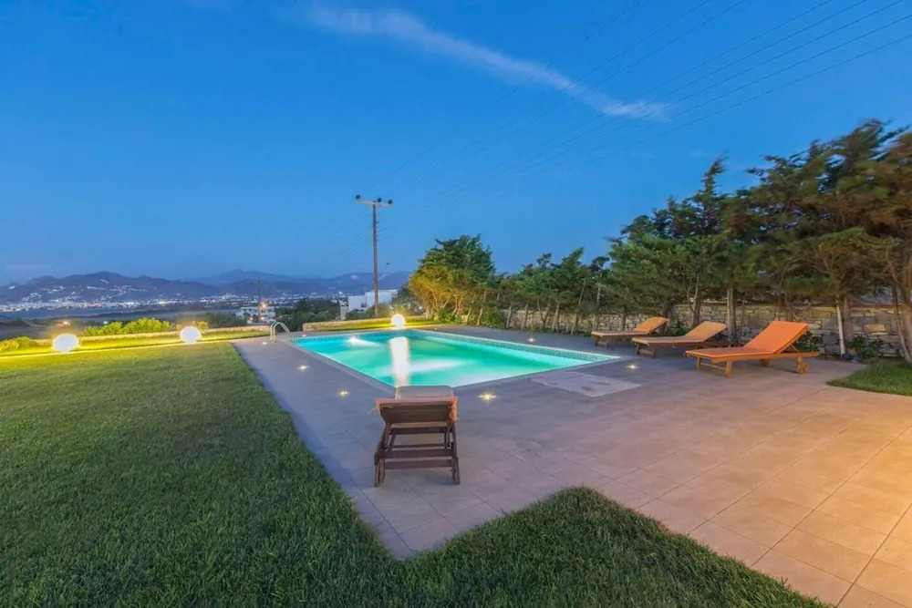 Beautiful 4-bed House With Private Pool in Naxos