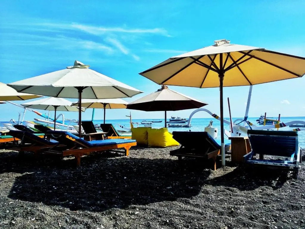 COCONUT BEACH BUNGALOWs & WARUNG 2